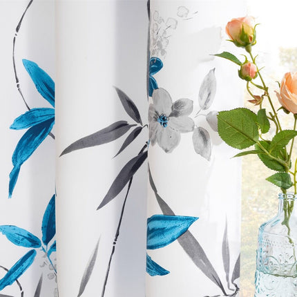Hvidt gardin med blåt blomstermotiv