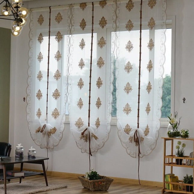 Hejsegardin i voile med fin broderi