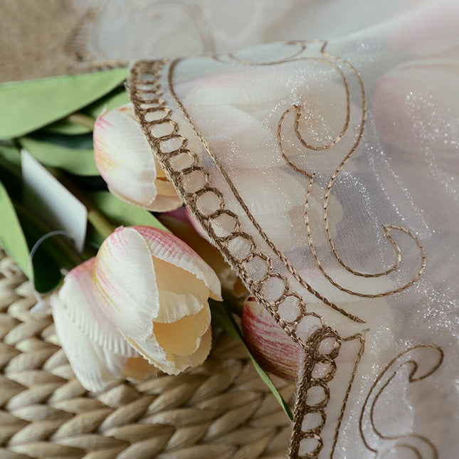 Hejsegardin i voile med fin broderi