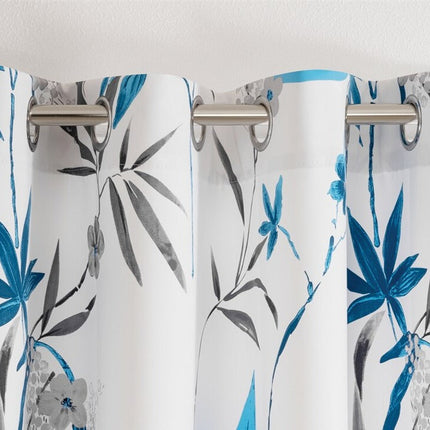Hvidt gardin med blåt blomstermotiv