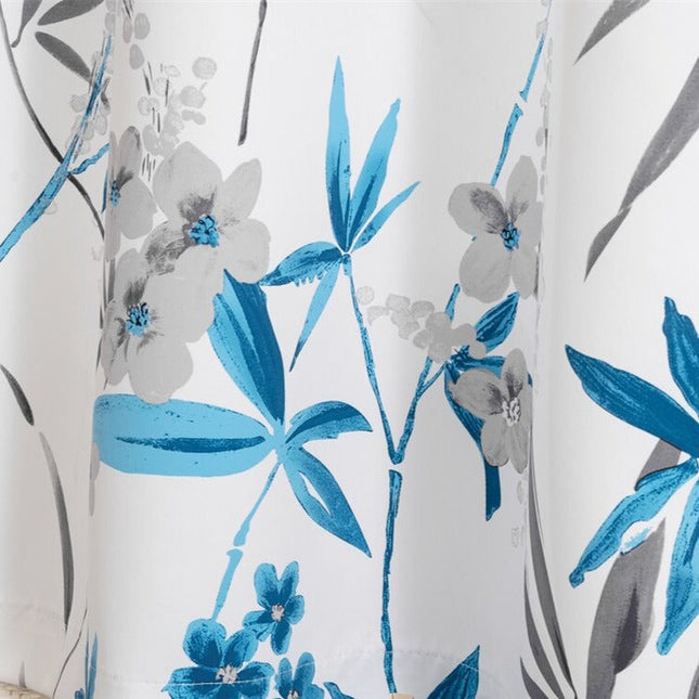 Hvidt gardin med blåt blomstermotiv