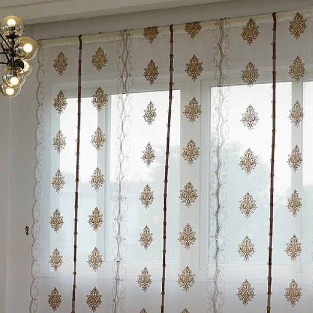 Hejsegardin i voile med fin broderi