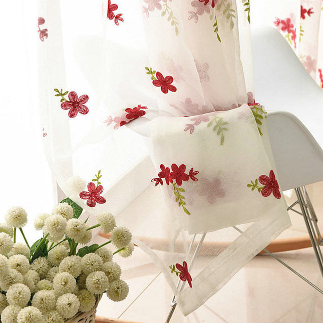 Transparent gardin med broderede røde blomster