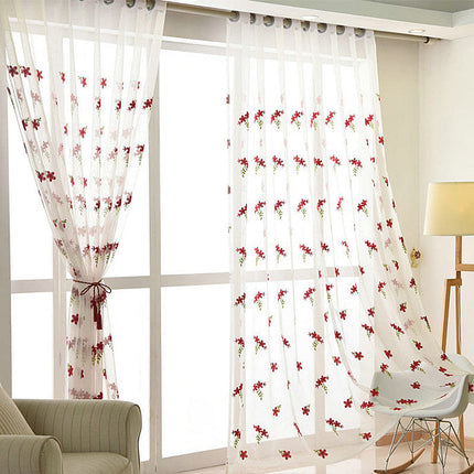 Transparent gardin med broderede røde blomster