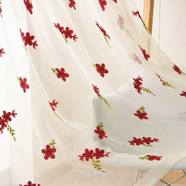 Transparent gardin med broderede røde blomster