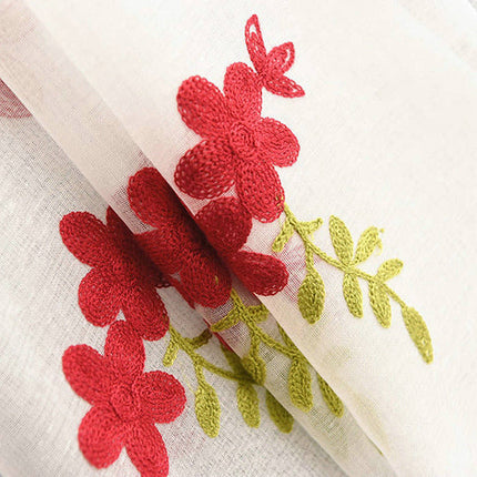 Transparent gardin med broderede røde blomster