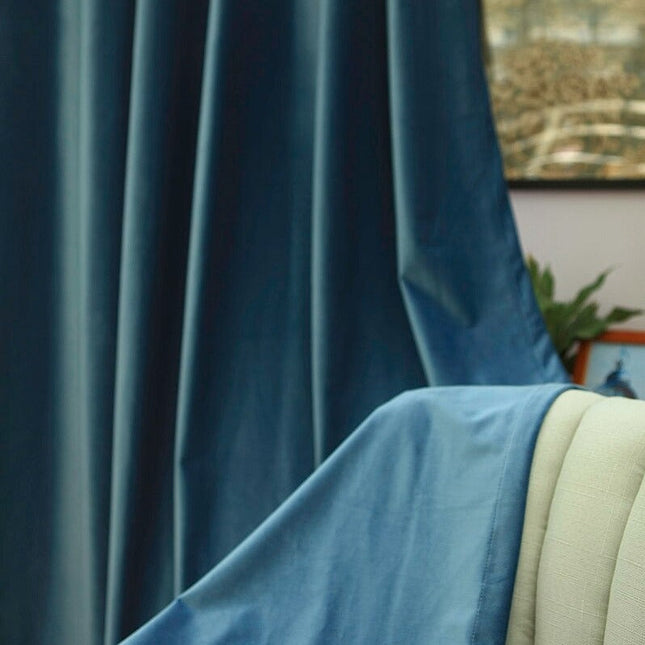 Blåt mørklægningsgardin i satin look