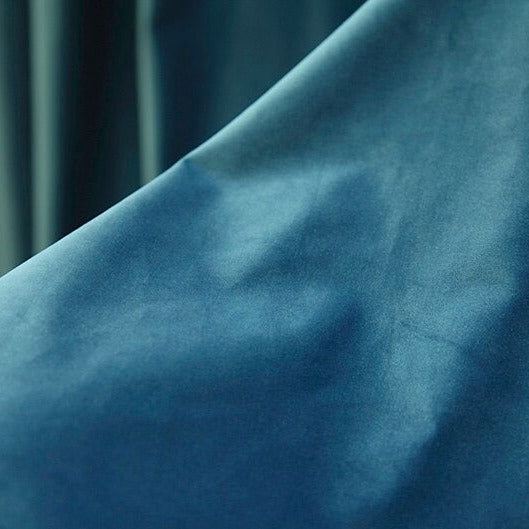 Blåt mørklægningsgardin i satin look
