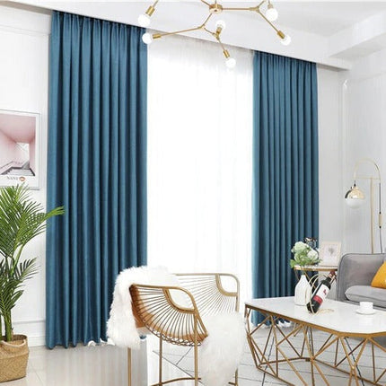 Ensfarvet blåt gardin i skandinavisk stil