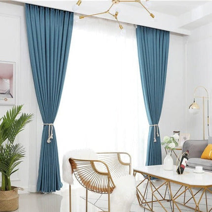 Ensfarvet blåt gardin i skandinavisk stil