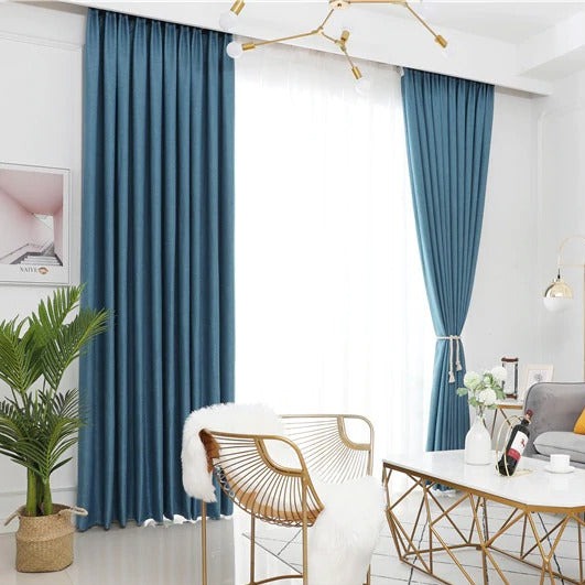 Ensfarvet blåt gardin i skandinavisk stil