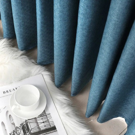 Ensfarvet blåt gardin i skandinavisk stil