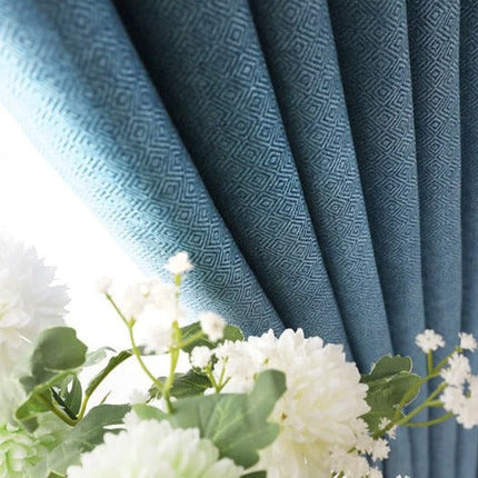 Ensfarvet blåt gardin i skandinavisk stil