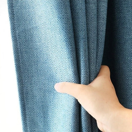 Ensfarvet blåt gardin i skandinavisk stil