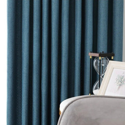 Ensfarvet blåt gardin i skandinavisk stil