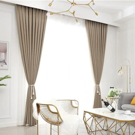 Mørk beige mørklægningsgardin til stuen