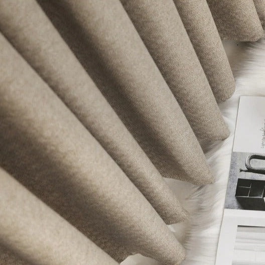 Mørk beige mørklægningsgardin til stuen