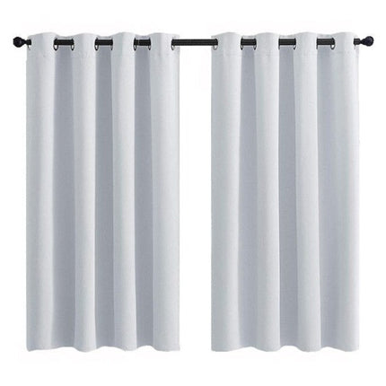 Vandtæt lysegrå udendørsgardin til altan