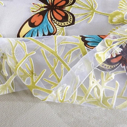 Let gardin med broderede sommerfugle