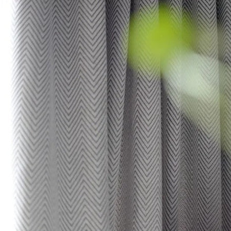 Lysegråt mørklægningsgardin med sildebensmønster