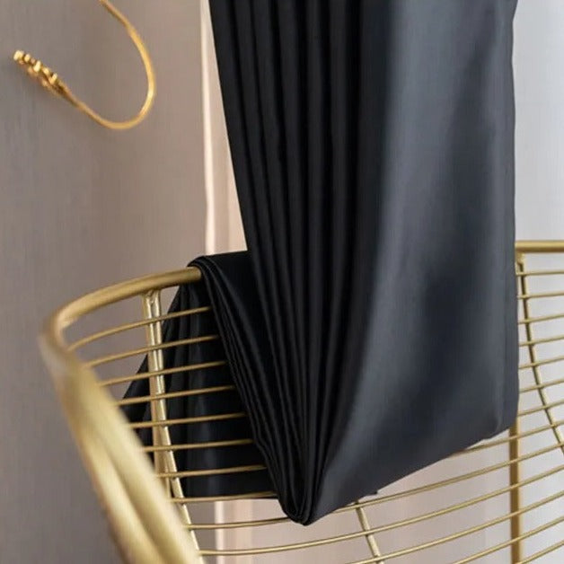 Elegant sort mørklægningsgardin til stuen