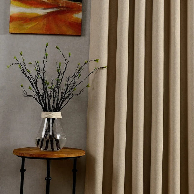 Ensfarvet beige mørklægningsgardin til soveværelse