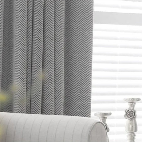 Lysegråt mørklægningsgardin med sildebensmønster