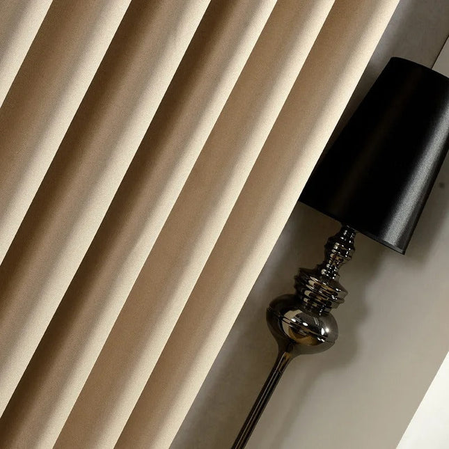 Ensfarvet beige mørklægningsgardin til soveværelse