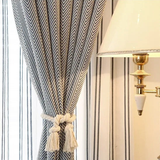 Lysegråt mørklægningsgardin med sildebensmønster