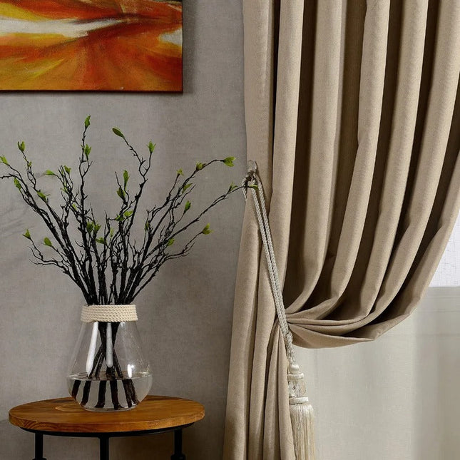 Ensfarvet beige mørklægningsgardin til soveværelse