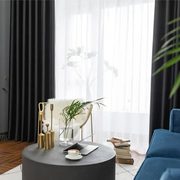 Elegant sort mørklægningsgardin til stuen