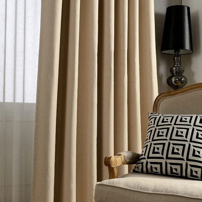 Ensfarvet beige mørklægningsgardin til soveværelse