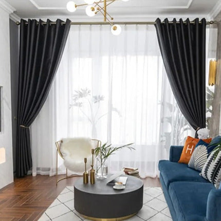 Elegant sort mørklægningsgardin til stuen