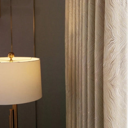 Beige mørklægningsgardin med bølget mønster