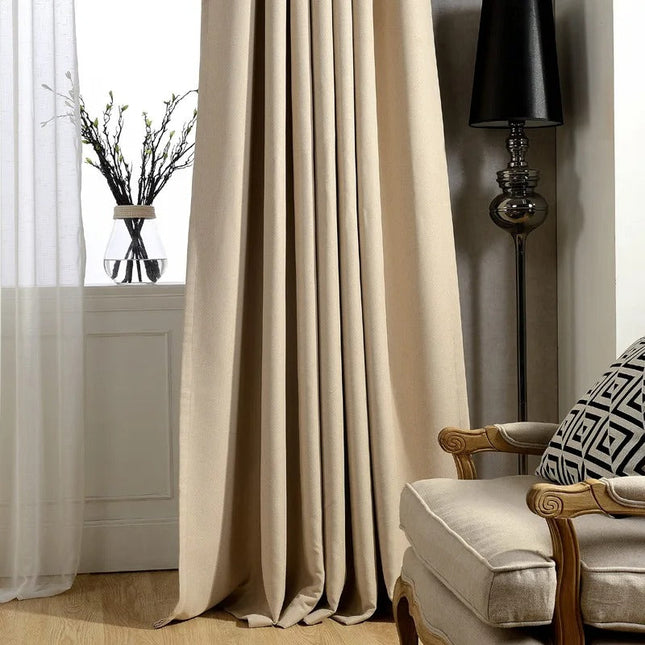 Ensfarvet beige mørklægningsgardin til soveværelse