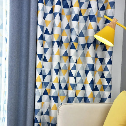 Mørklægningsgardin med blåt geometrisk mønster