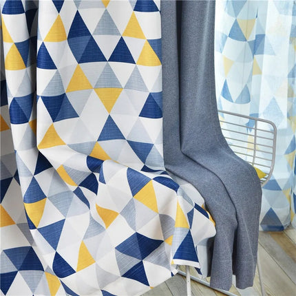 Mørklægningsgardin med blåt geometrisk mønster