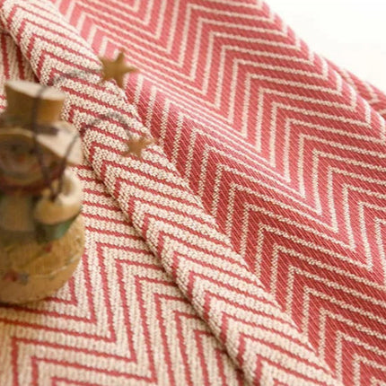 Rødt gardin med sildebensmønster