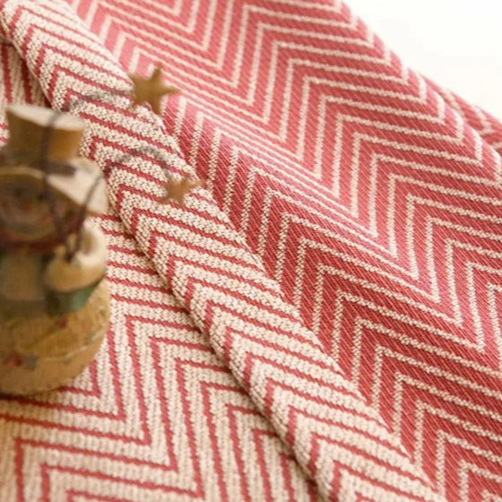 Rødt gardin med sildebensmønster