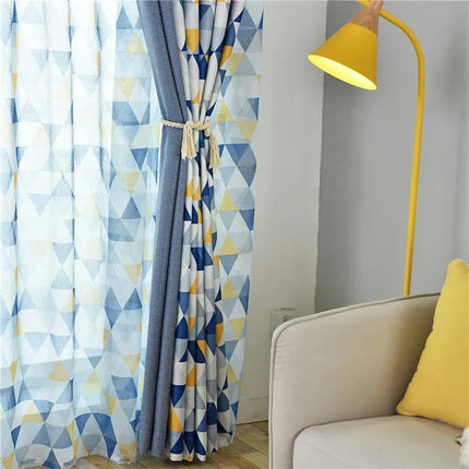 Mørklægningsgardin med blåt geometrisk mønster