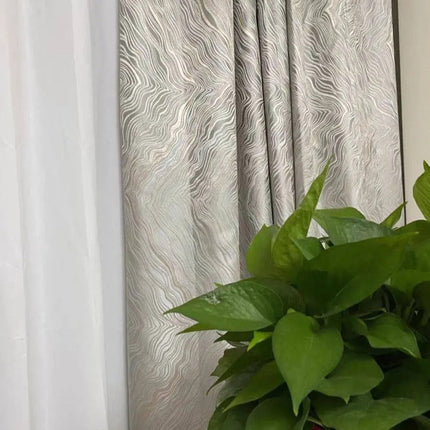 Sølv mørklægningsgardin med elegant mønster