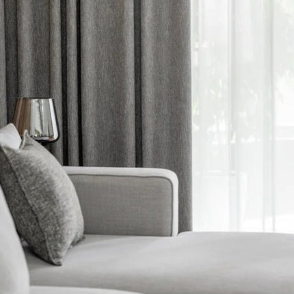 Mørkegråt mørklægningsgardin med sildebensmønster