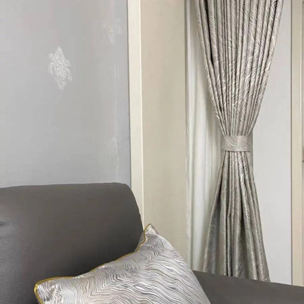 Sølv mørklægningsgardin med elegant mønster