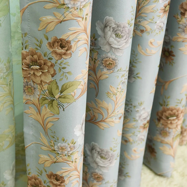 Mørklægningsgardin med romantisk blomstermotiv