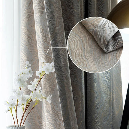 Sølv mørklægningsgardin med elegant mønster