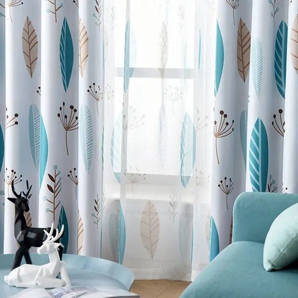 Let gardin med blåt bladmotiv