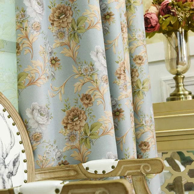 Mørklægningsgardin med romantisk blomstermotiv