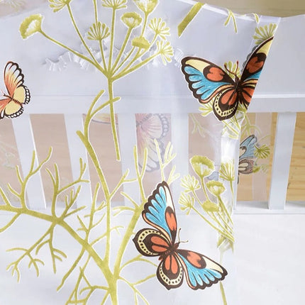 Let gardin med broderede sommerfugle