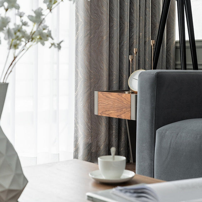 Sølv mørklægningsgardin med elegant mønster