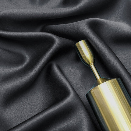 Gråt mørklægningsgardin med gyldent blomstermotiv